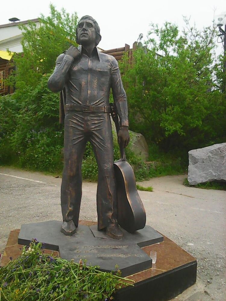 Памятник высоцкому. Памятник Владимиру Высоцкому Магадан. Достопримечательности Магадан Высоцкому. Магадан достопримечательности памятник Высоцкому. Скульптура Высоцкого Магадан.