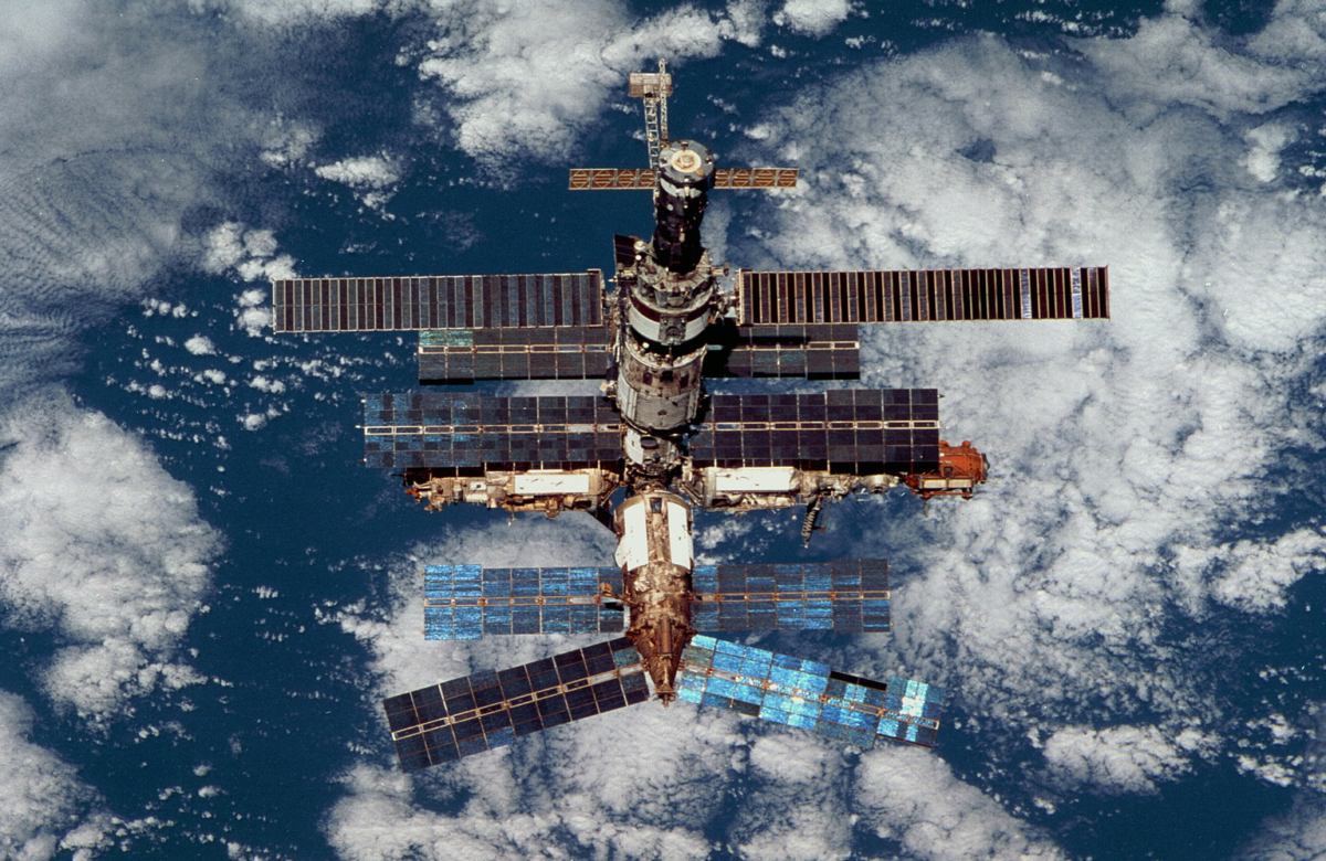 Затопленная космическая станция в тихом океане. Станция мир 1986. Советская орбитальная станция мир. Орбитальная Космическая станция мир 1986. Станция мир в космосе СССР.