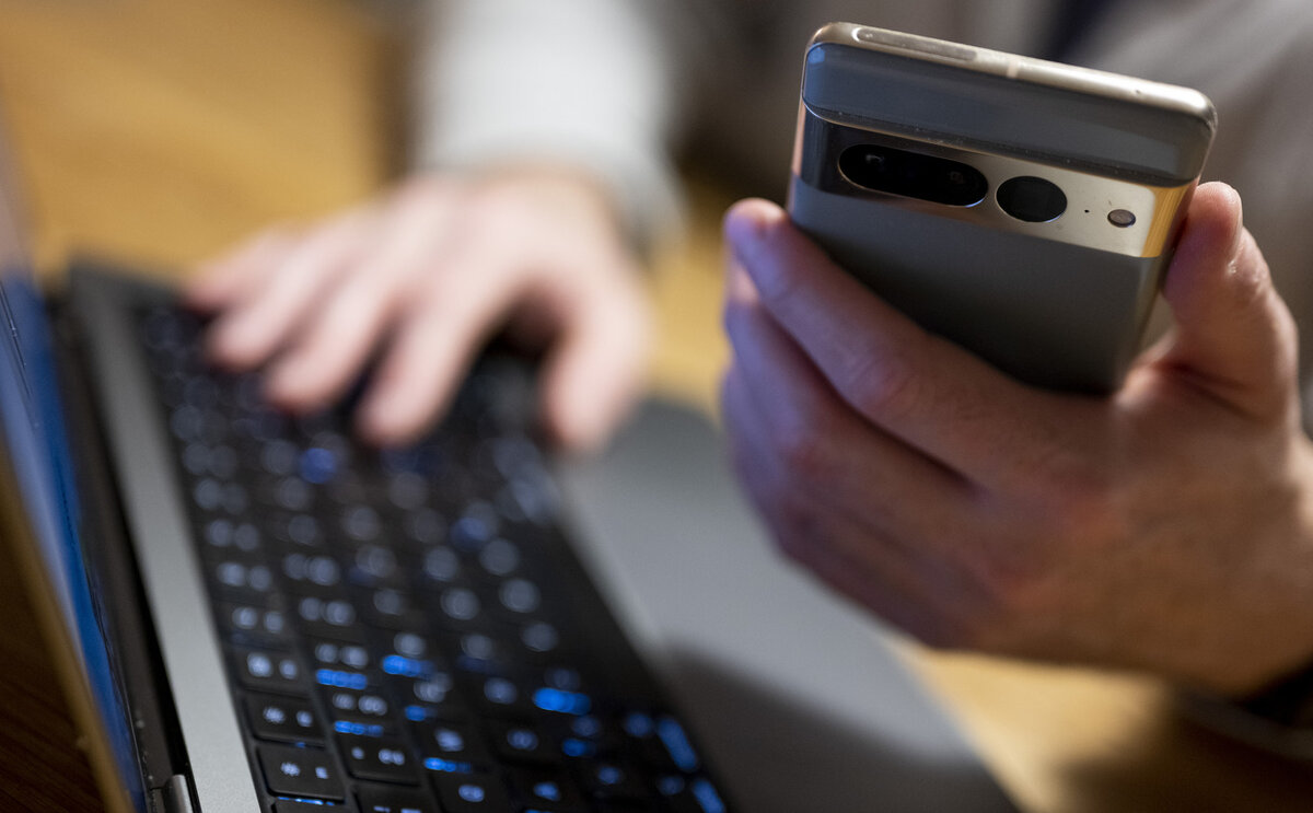 В банке рекомендуют россиянам не вступать в диалог, если им написал неизвестный, выдавая себя за сотрудника магазина.  Фото: Monika Skolimowska / dpa / globallookpress.com