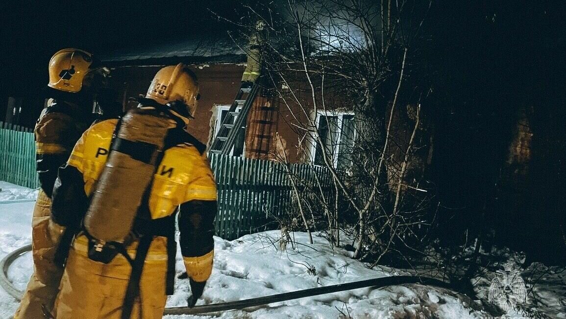     Площадь пожара составила 80 квадратных метров.