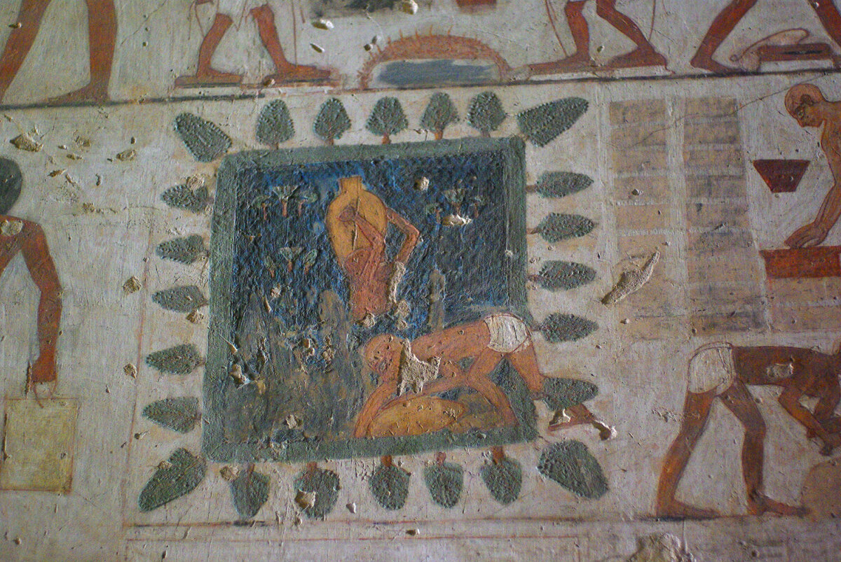 Рабочие кувшинами черпают воду из пруда. Справа под солнцем сохнут два ряда кирпичей