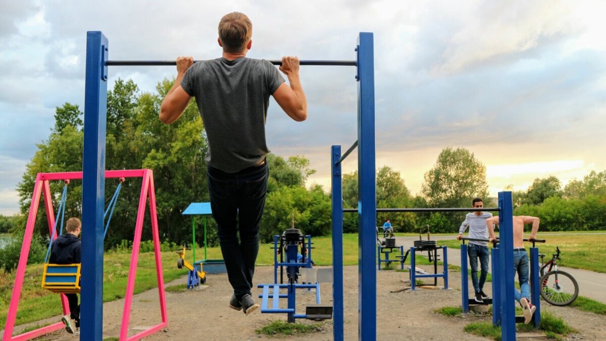     Губернатор Приморского края Олег Кожемяко и мэр Владивостока Константин Шестаков проверили как идут стройка и ремонт пришкольных стадионов. В городе планируют привести в порядок 32 спортивные пришкольные территории.