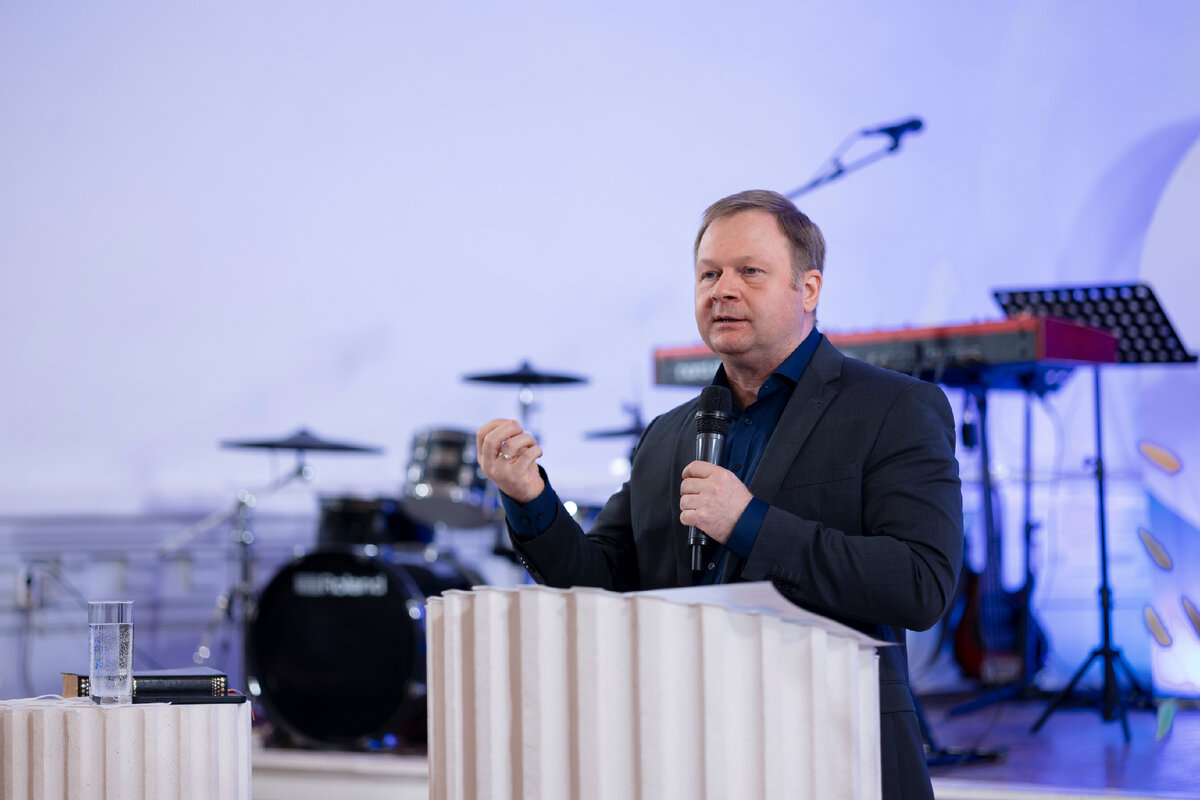 Александр Викторович Цветков. Епископ, заместитель начальствующего епископа РЦХВЕ в Северо-Западном федеральном округе, старший пастор церкви «Новый Завет» (г. Санкт-Петербург)