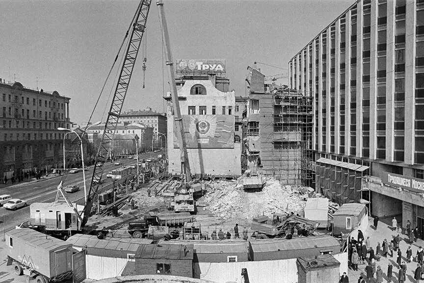 Передвижка здания редакции газеты «Труд» (дом Сытина) по улице Горького. На первом плане место, где стоял дом, 1979 г.