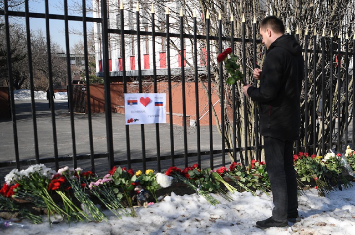    Цветы у посольства Сербии в Москве в память о погибших в 1999 году при военной операции НАТО против Югославии.