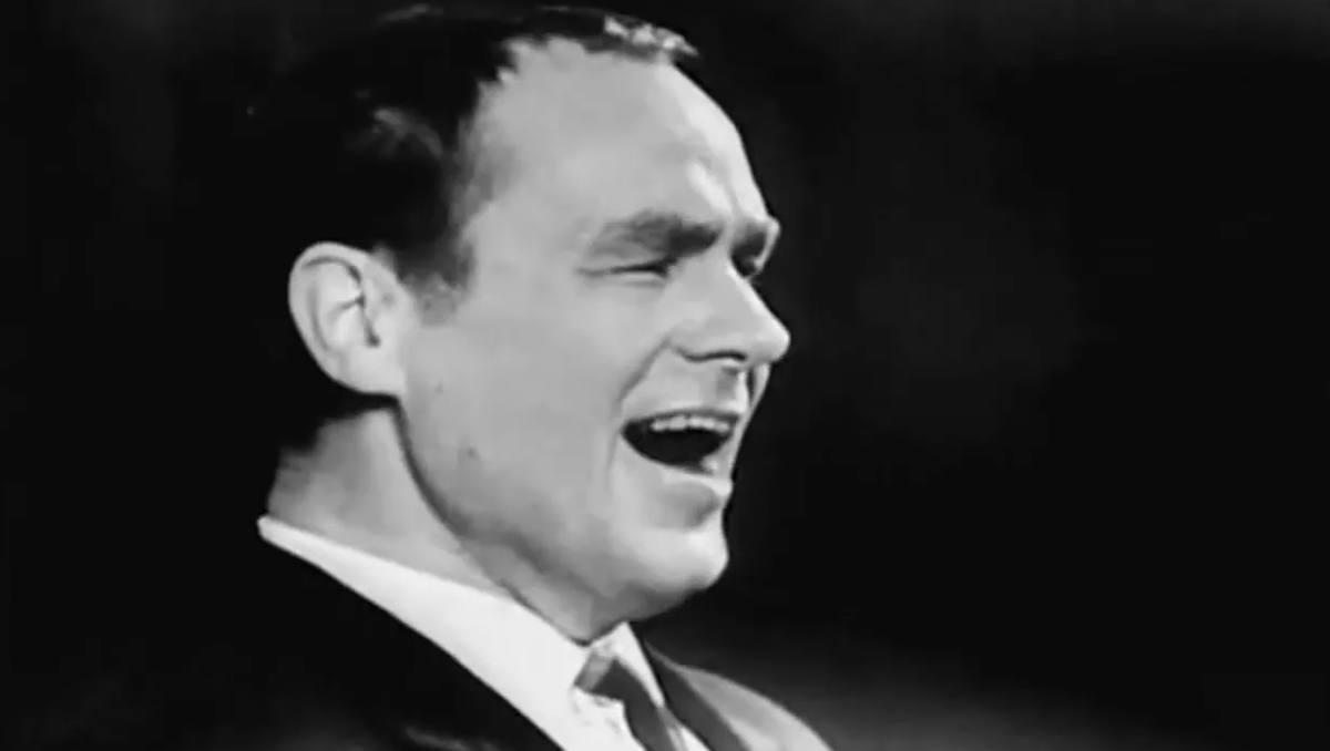      Георг Отс на сцене