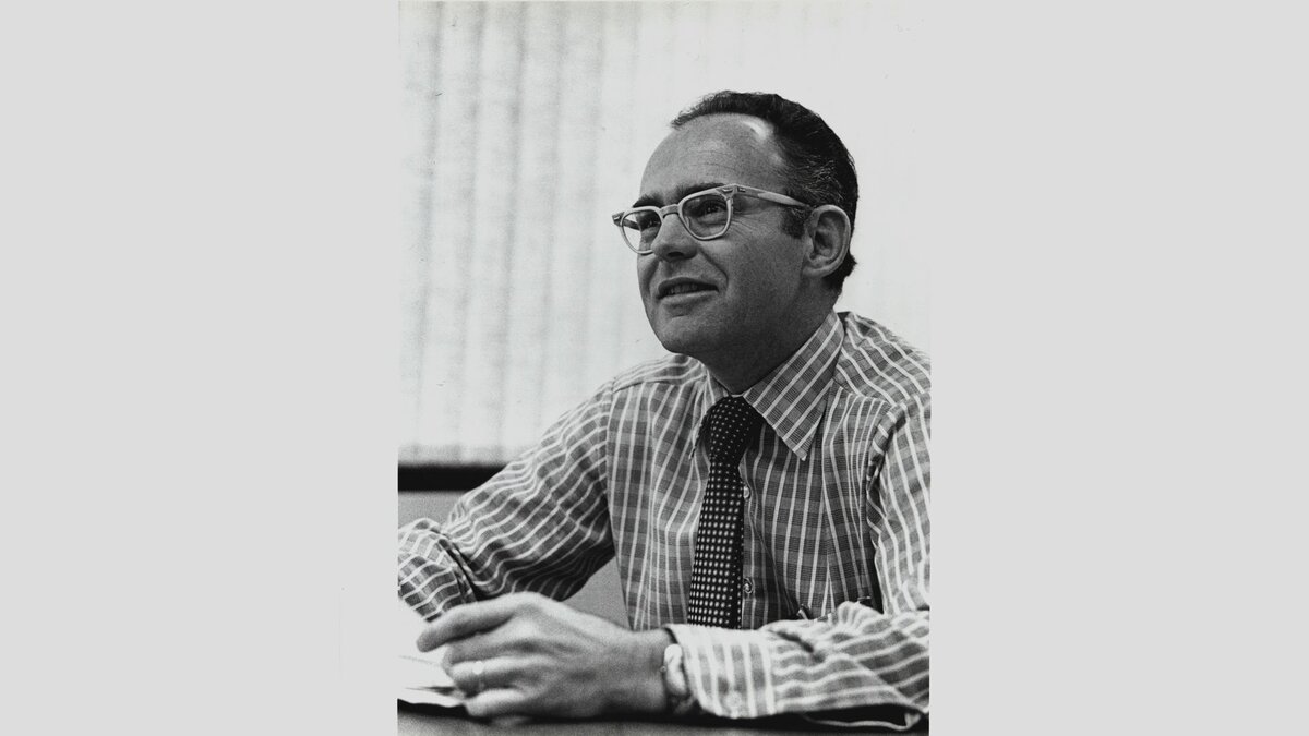 Кто автор закона. Gordon Moore. Робертом Нойсом, Гордоном Муром и Эндрю Гроувом.