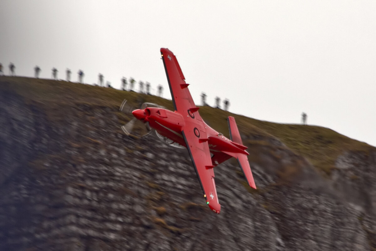 а это наверху зрители, даже выше, чем самолёт