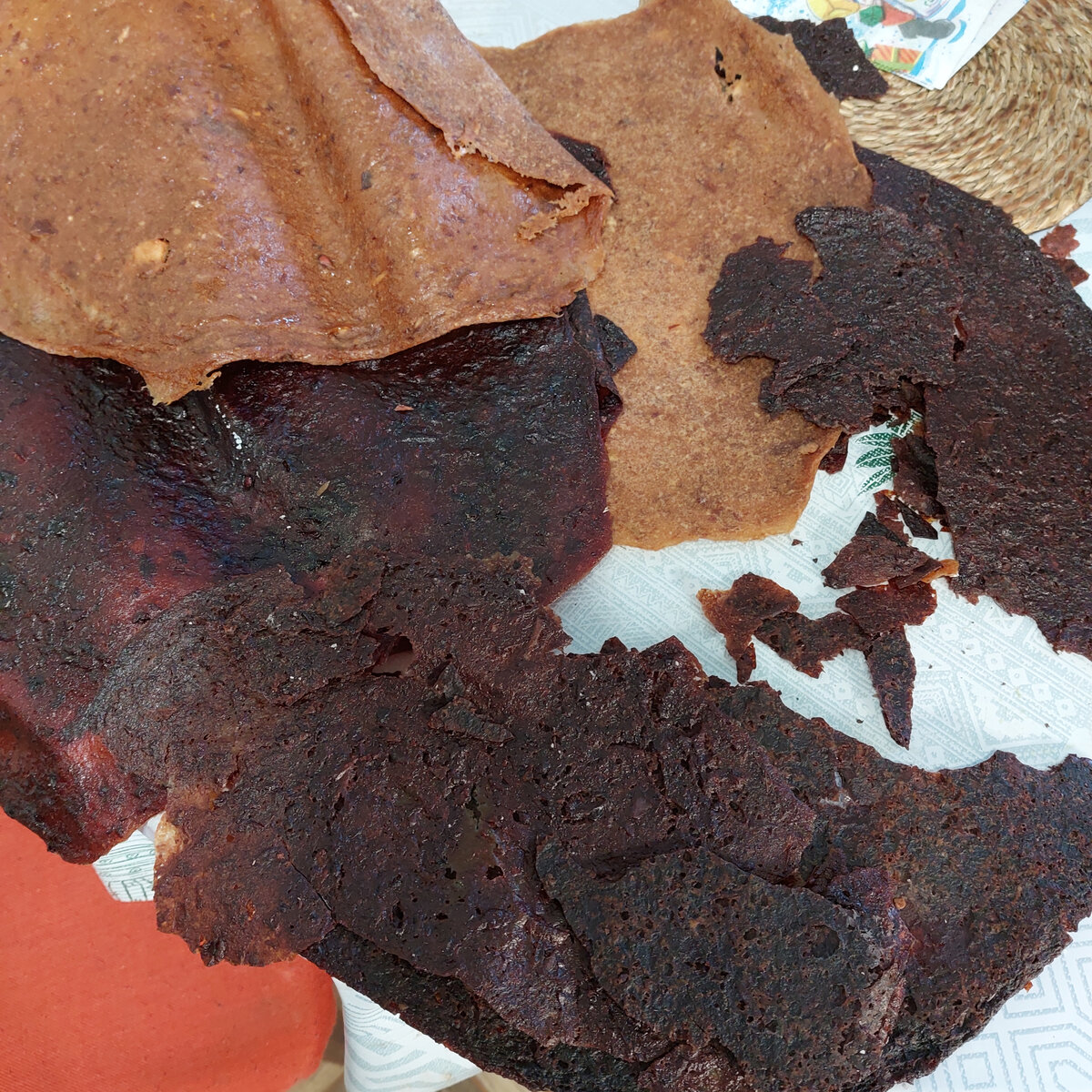 Да. Это простецкая домашняя пастила. Точнее-измельченные блендером и высушенные пластинами яблоки и терносливы. По цвету видны отличия.