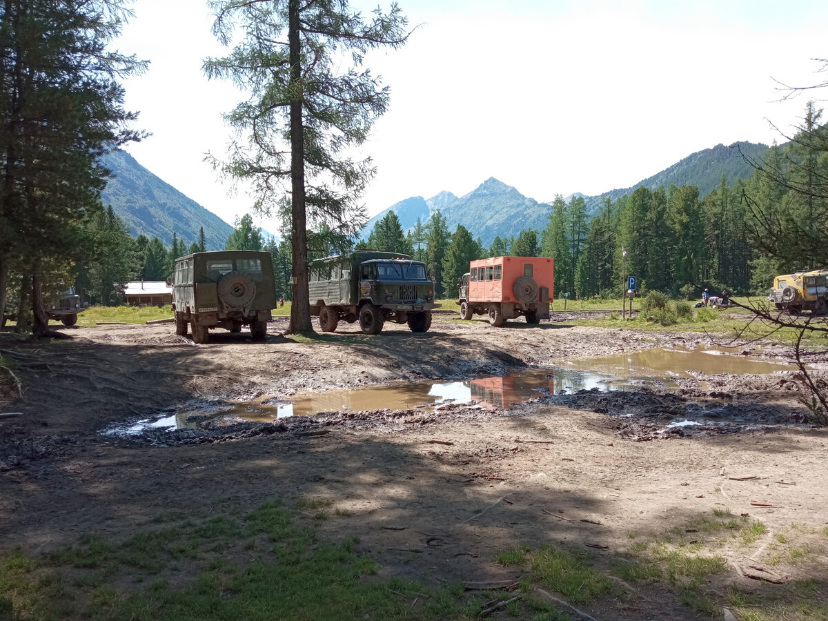 Газ-66 (в простонародье "Шишига"), самая лучшая машина для бездорожья.