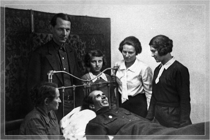  Домой к Островскому приходили его читатели и знаменитые писатели, чтобы навестить его.