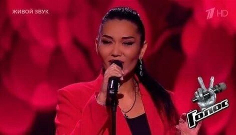     Во время слепых прослушиваний батайчанка исполнила песню на французском.