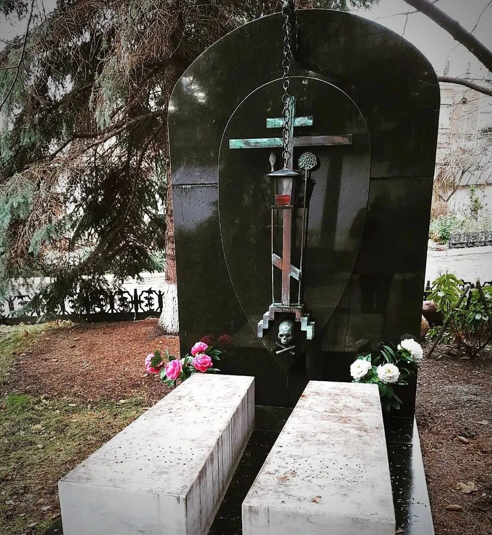 Церковь Рождества Пресвятой Богородицы. Могила Пересвета и Осляби (фото автора)