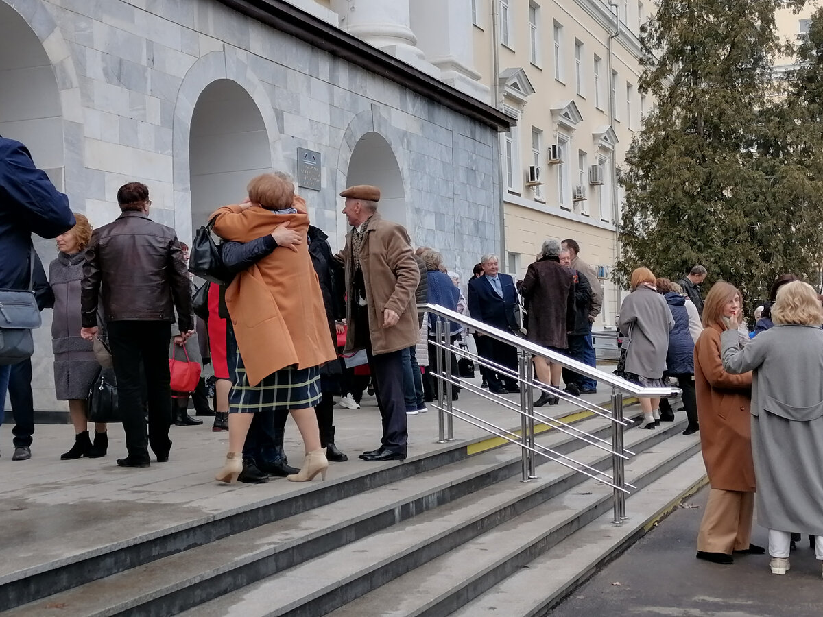 На это невозможно смотреть без слез.Все, кто собрался - счастливы безмерно. Это надо видеть 