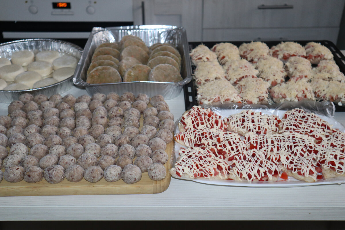 Заготовка полуфабрикатов для заморозки.