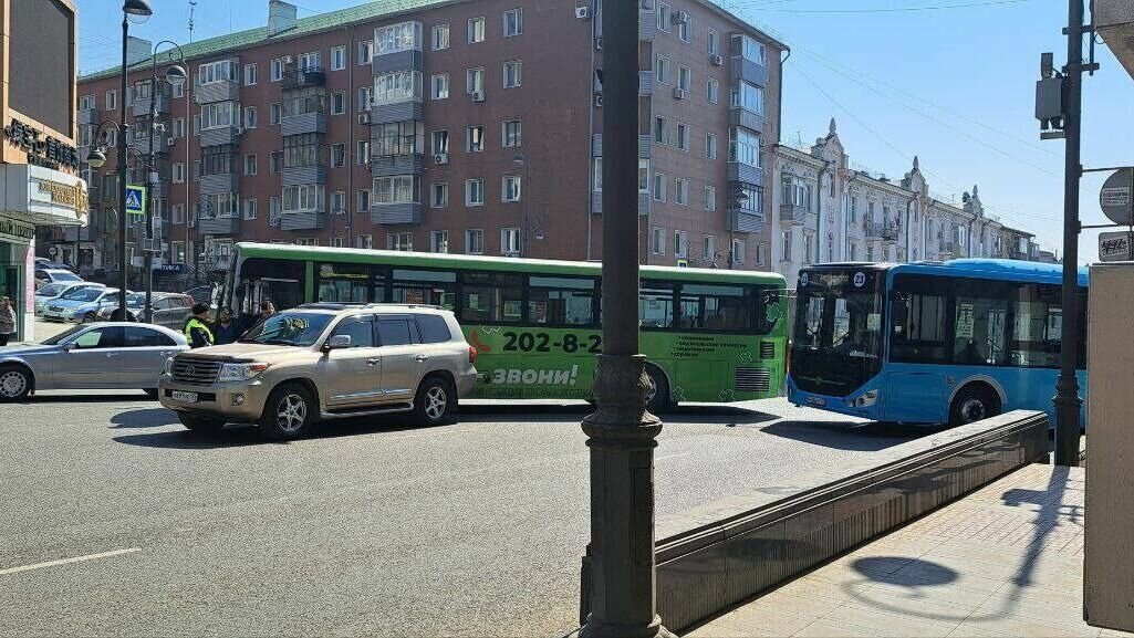     Центр Владивостока фактически парализован из-за ДТП на перекрёстке улицы Семёновской и Океанского проспекта. В «поцелуе» сошлись джип и маршрутный автобус.