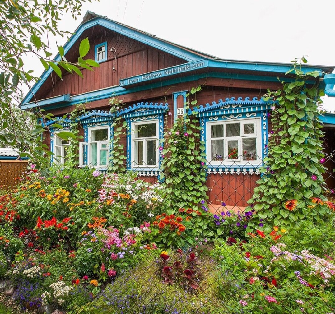 Своими руками дом деревня фото. Палисадник в деревне. Домик в деревне. Деревенские дома. Красивый домик в деревне.