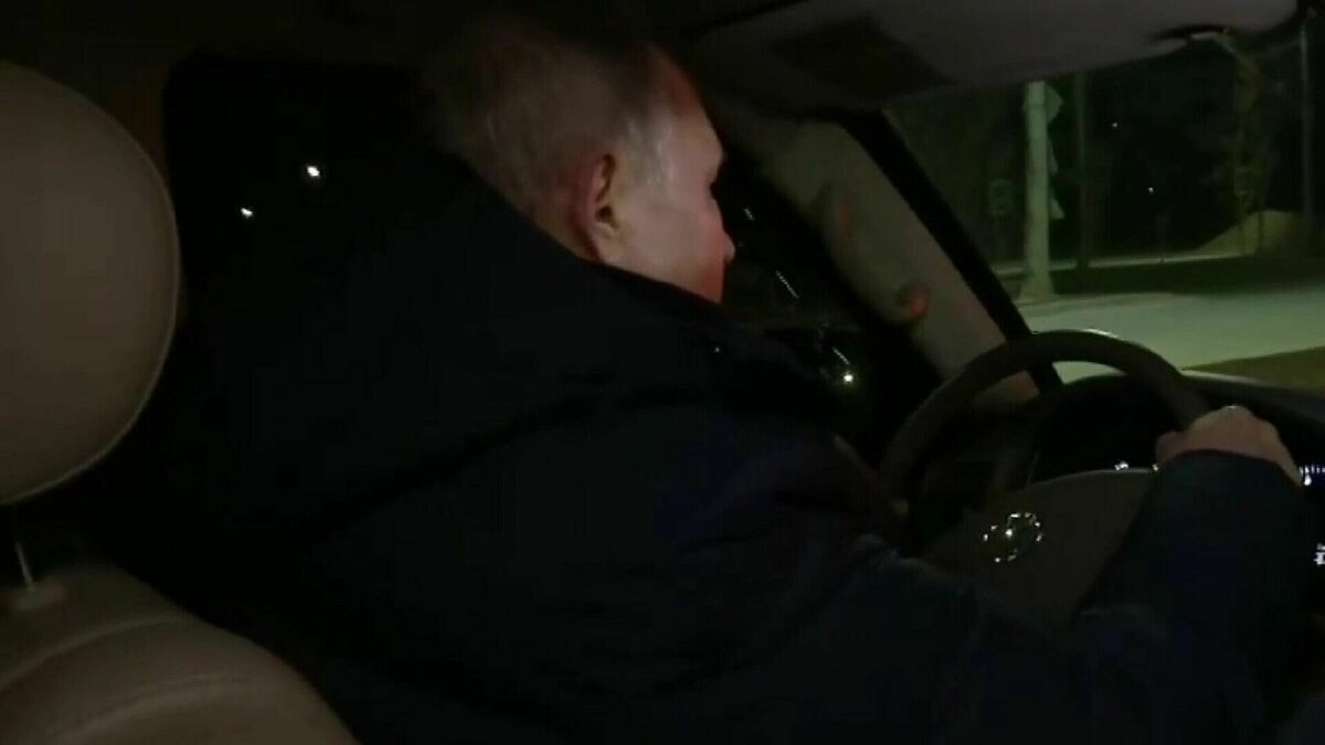     В большом интервью телеканалу «Россия» Владимир Путин рассказал о своей недавней поездке в Донецкую Народную Республику. Президент сообщил журналистам, что перемещения по городу происходили по всем правилам движения, кроме одного.