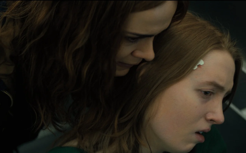 Отношения между главными героинями характеризуются гиперопекой со стороны матери и зависимостью дочери от нее. Мать явно страдает от психологических проблем, а именно от мании преследования, поэтому она старается контролировать все аспекты жизни своей дочери. Она устанавливает камеры наблюдения, контролирует ее питание, общение, образование и даже выбор друзей. В результате дочь живет в изоляции и не имеет возможности реализовать свой потенциал, что влияет на ее психическое и эмоциональное состояние. (image by: https://kanobu.ru/)