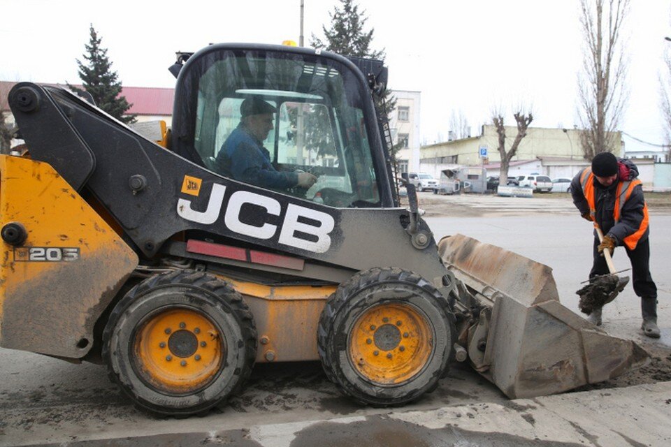     50 спецмашин и 12 дворников наводят порядок в областном центре после зимы  Пресс-служба администрации города Липецка.