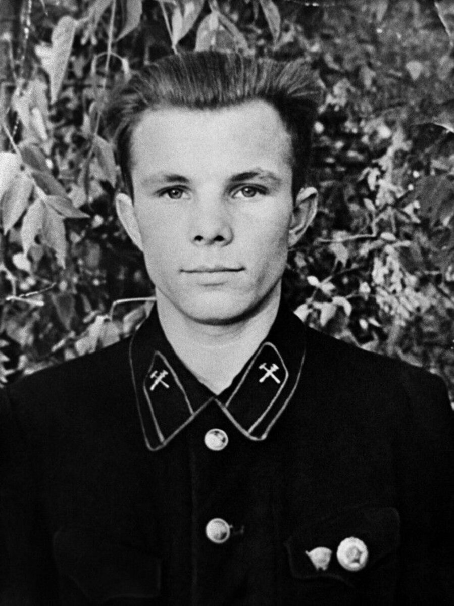 Гагарин юность фото Юрий Алексеевич Гагарин: человек, чью улыбку запомнили даже звезды Readovka.news