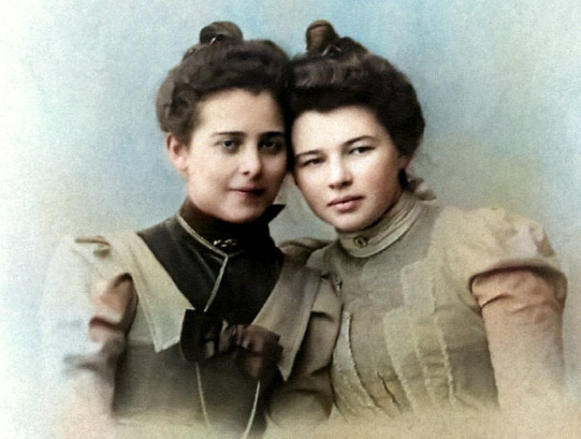 Люба Менделеева (справа) с однокурсницей