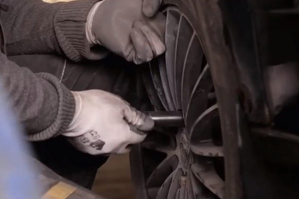     В Липецкой области женам и матерям участников СВО бесплатно меняют зимние шины на летние  принтскрин видео.