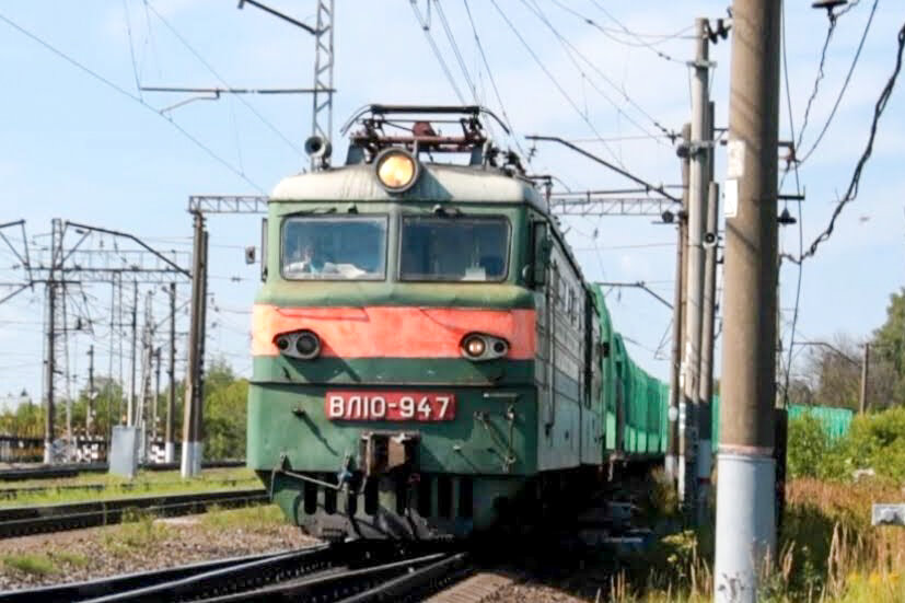 Электровоз ВЛ10-947 с грузовым поездом. 