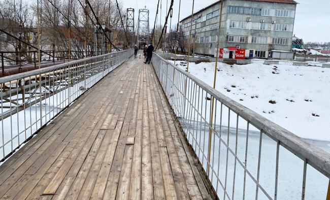 Испуг и восторг - два чувства граничат друг с другом при прогулке по подвесным мостам. Одних он, покачивая, успокаивает, других заставляет задуматься о том, как долго ещё продержат его тросы