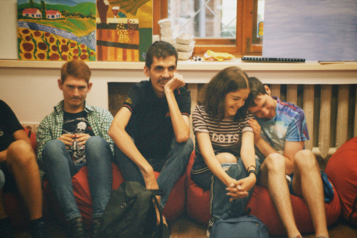 Волонтер и подопечные на мероприятии «Открытой среды»