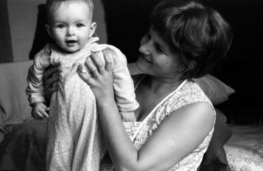 Мамочка с малышом 1960е. Мамочка люлюкает с малышом 1960е. Мамочка склонилась над малышом 1960е. Фото мама папа и ребенок 1960 годы. Хочу е маму