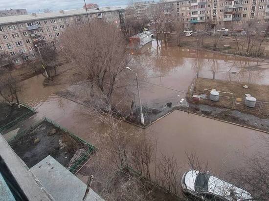     Двор затопило талыми водами. Фото: t.me/gliskov.