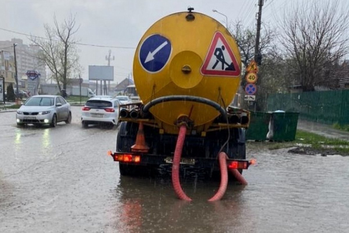    На улицах Краснодара подтопления ликвидирует водооткачивающая техника