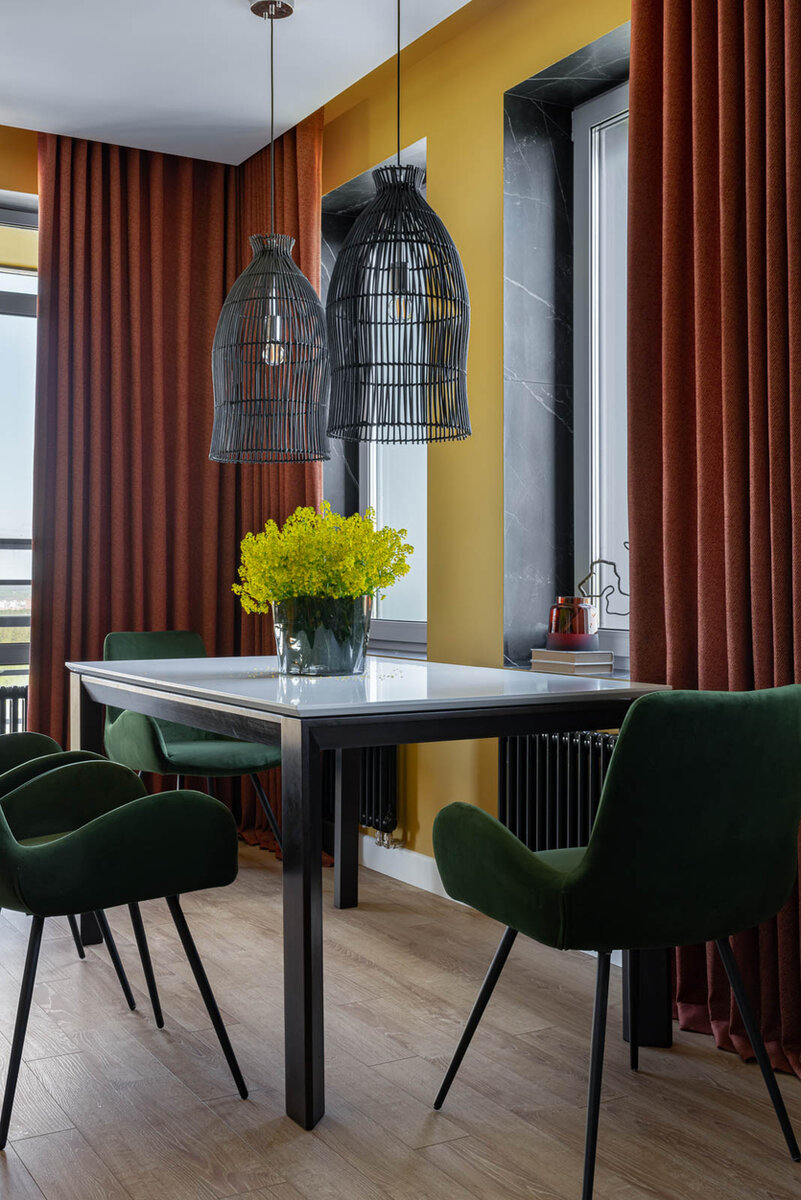 Столовая. Обеденный стол, мебельная фабрика «Рокос». Стулья, компания «Ого-Го». Подвесные светильники из ротанга перекрашены в цветовой гамме интерьера. На полу — ламинат Alsafloor (Франция).