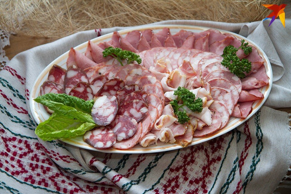     Медики просят не увлекаться колбасами и ветчиной, а есть нежирные сорта мяса, приготовленные в духовке или на пару. Павел МАРТИНЧИК