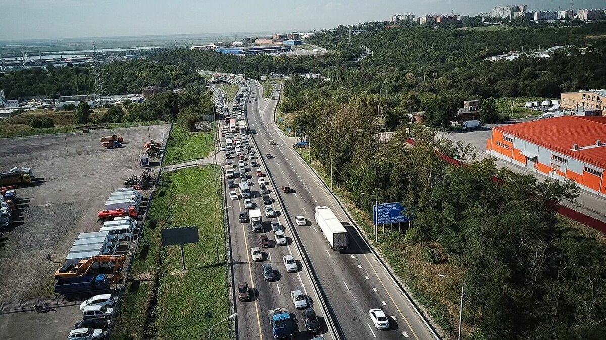     В областной столице 29 марта заторы достигли 8 баллов. По данным системы 2ГИС, большие сложности наблюдаются в южной части объездной дороге Тюмени. Здесь возникла пробка в 4 километра.