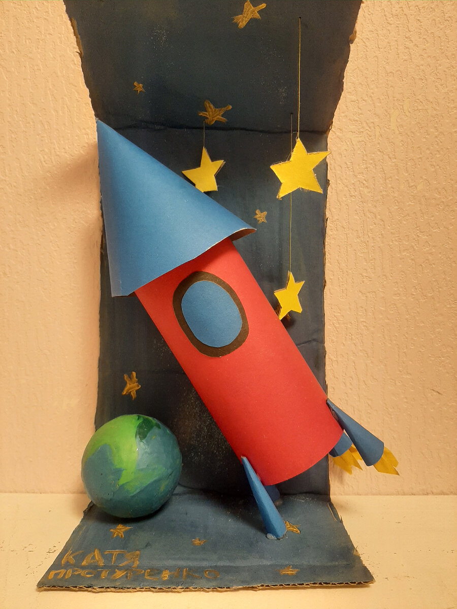 Для поделки вам понадобится любая бутылка, картон,краски,пластилин, коробка, клей и ёлочная игрушка (шар) 