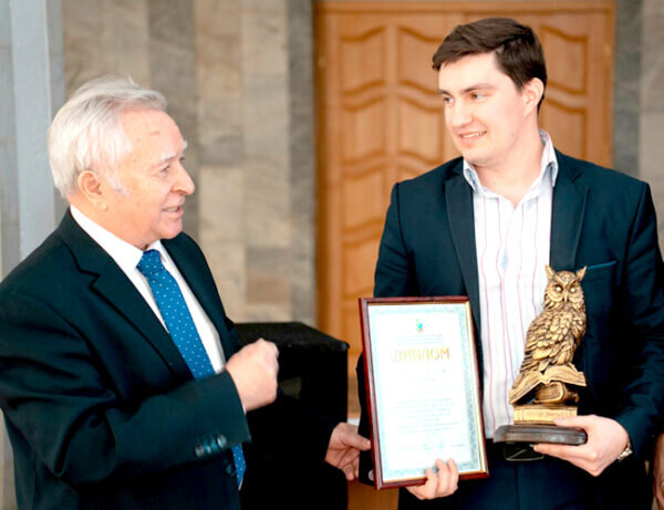    Николай ТИМОФЕЕВ вручил главный приз капитану команды СГТУ Сергею ИВАНОВУ