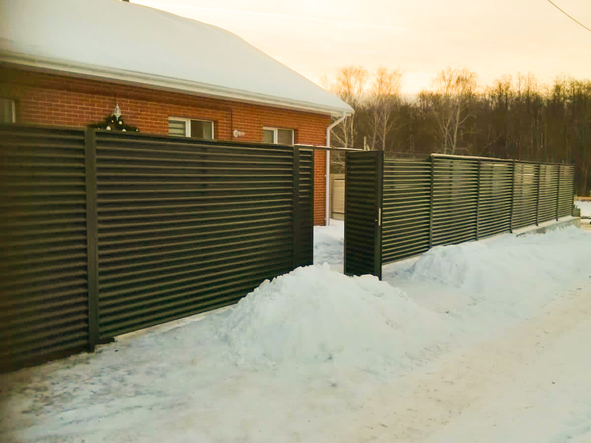 Забор жалюзи S-профиль на металлических столбах