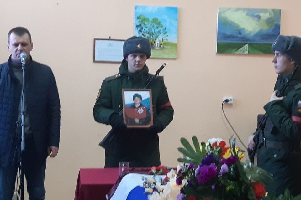     Проститься с бойцом пришли родные и близкие, друзья, односельчане. Фото: страница главы Кваркенского района Сергея Савченко