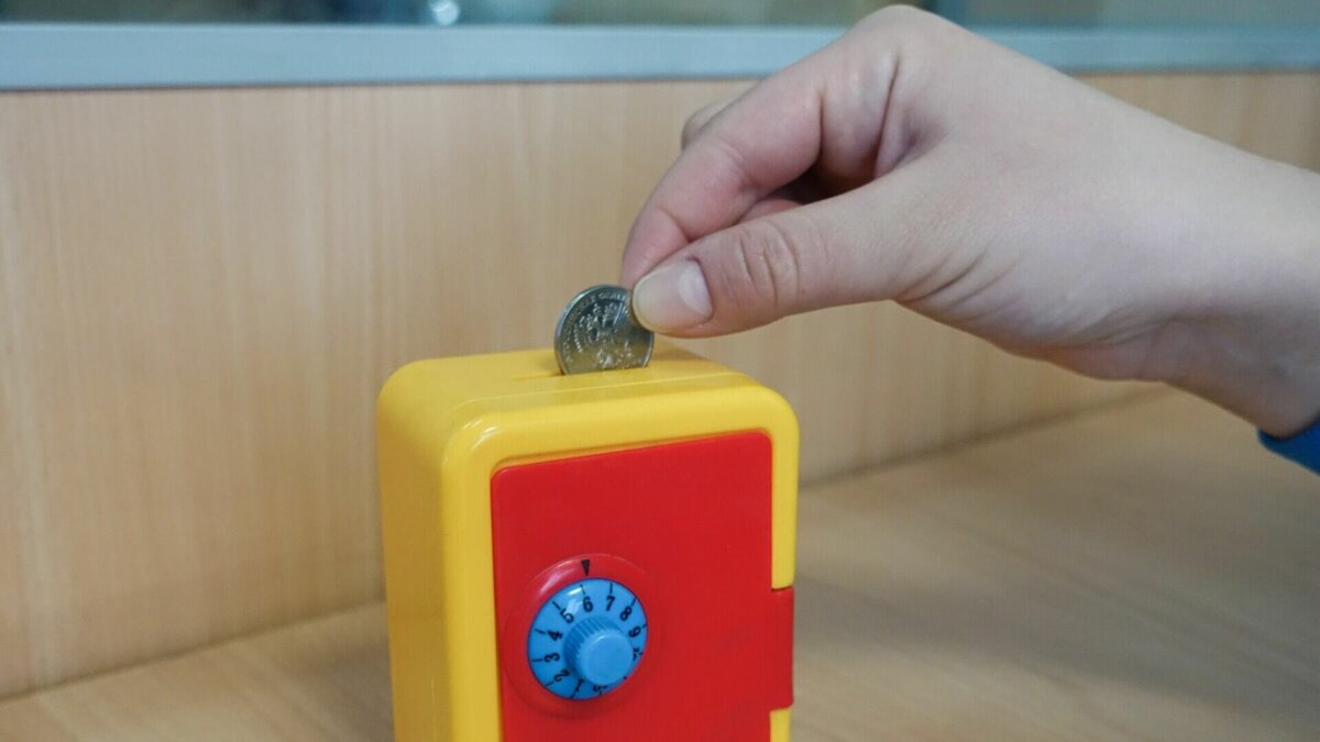     Сокращение потребления граждан страны и рост их накоплений в банках полностью отвечают интересам власти.