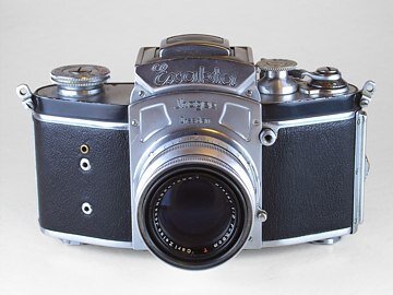 Kine Exakta 1938 года (с объективом примерно 1949 года), вторая версия первой модели первой 35-мм зеркальной фотокамеры. Иллюстрация из статьи Анджея Вротняка