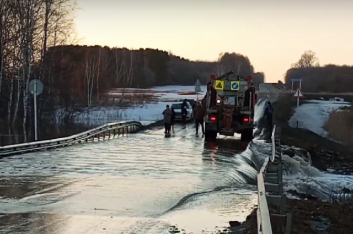    Под Новосибирском талые воды затопили мост у посёлка Гремяченский