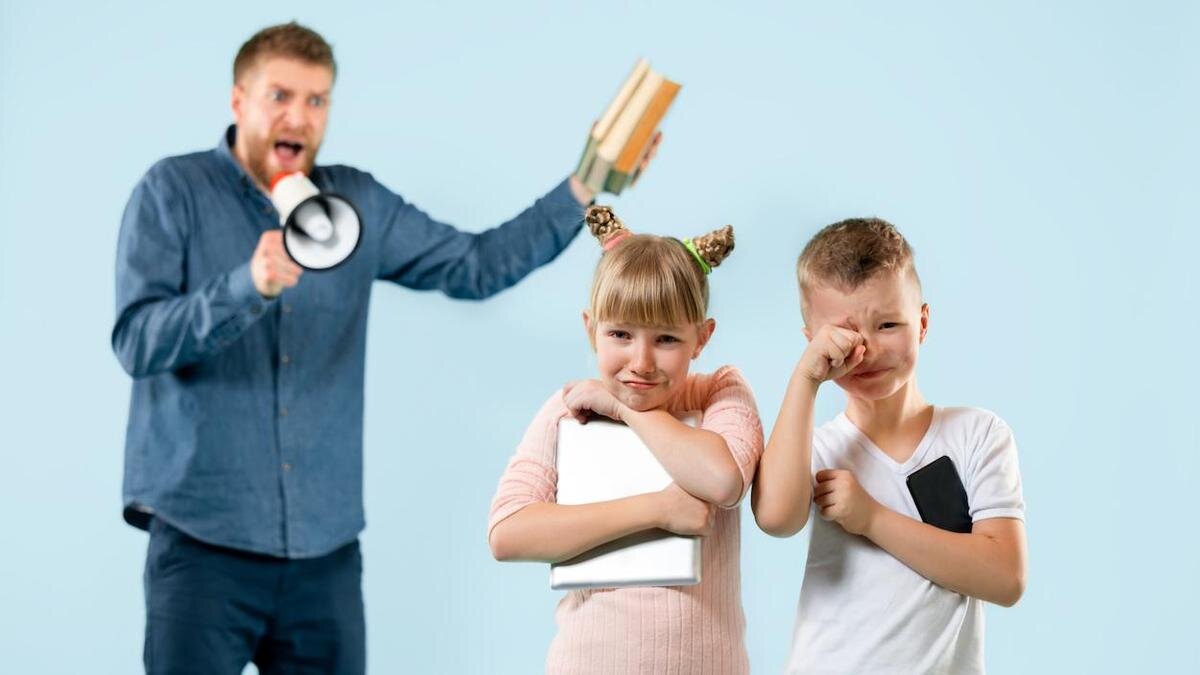    Отец ругает детей:freepik.com/master1305
