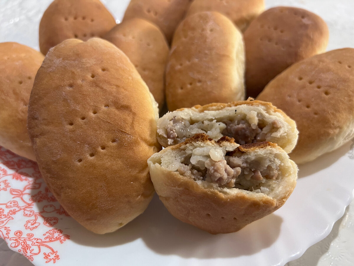 На этом фото пироги с мясом и рисом