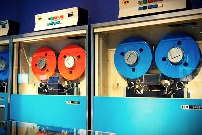 НОСИТЕЛИ ИНФОРМАЦИИ, КОТОРЫЕ ИСПОЛЬЗОВАЛИСЬ В КОМПЬЮТЕРНОЙ ТЕХНИКЕ В РАЗНОЕ ВРЕМЯ