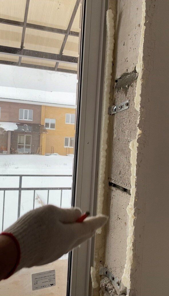 Пена для того что бы откос не упал видимо