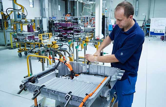 Добытый в Австралии литий можно обнаружить в конструкции большинства новых электромобилей в мире.