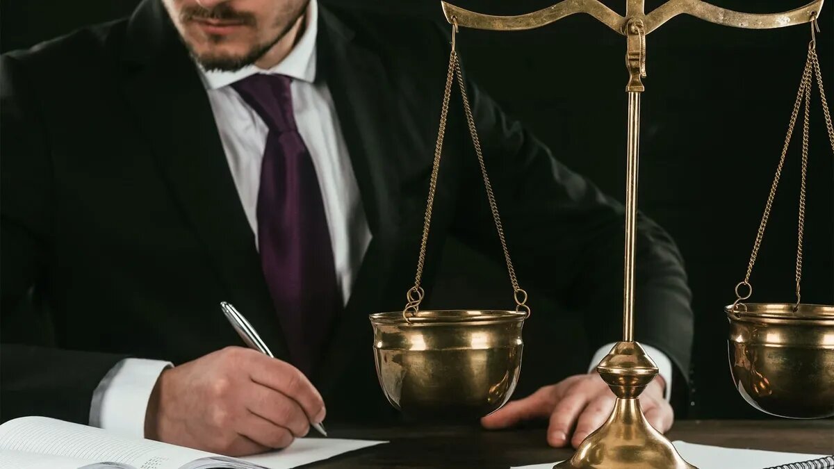 Юристы - главные специалисты в области закона. Фото: pxhere.com