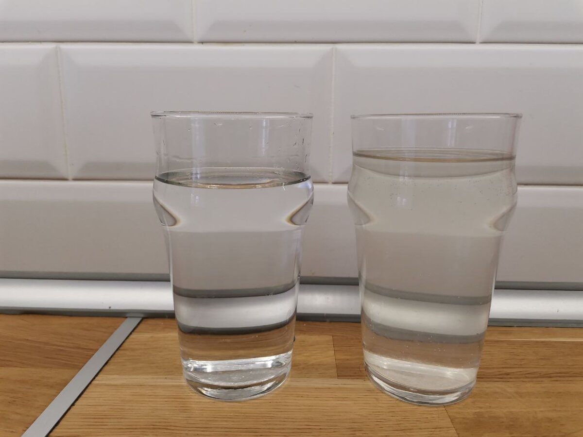 Слева бутилированная вода, которую привожу, справа из скважины сейчас.